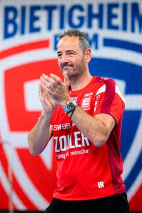 Bietigheim: HBL - 25 26 - SG BBM Bietigheim - VfL Potsdam Trainer Iker Romero (Bietigheim) Bietigheim-Bissingen Egetrans Arena Baden-Württemberg Deutschland