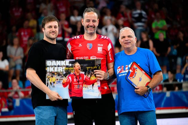 Bietigheim: HBL - 25 26 - SG BBM Bietigheim - VfL Potsdam v.li. Geschäftsführer Bastian Spahlinger, Trainer Iker Romero (Bietigheim), Vorstand Achim Off Bietigheim-Bissingen Egetrans Arena Baden-Württemberg Deutschland
