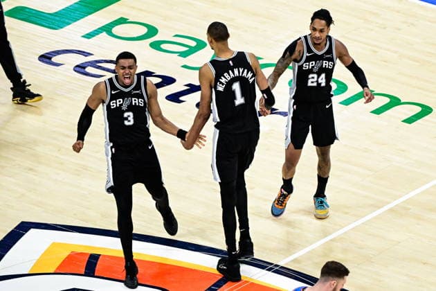 NBA, Basketball Herren, USA West Conference Finals Game 7 - San Antonio Spurs at Oklahoma City Thunder San Antonio Spurs forward center Victor Wembanyama (C) celebrates with San Antonio Spurs forward guard Keldon Johnson (L) and San Antonio Spurs guard forward Devin Vassell (R) during game 7 of the NBA West Conference Finals between Oklahoma City Thunder and San Antonio Spurs in Oklahoma City, Oklahoma, USA, 30 May 2026. Oklahoma City United States  Copyright: xGERALDxLEONGx