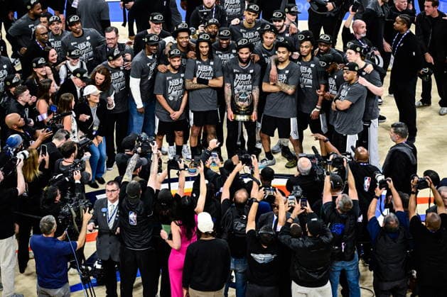 NBA, Basketball Herren, USA West Conference Finals Game 7 - San Antonio Spurs at Oklahoma City Thunder San Antonio Spurs pose for a photo after winning game 7 of the NBA West Conference Finals between Oklahoma City Thunder and San Antonio Spurs in Oklahoma City, Oklahoma, USA, 30 May 2026. Oklahoma City United States  Copyright: xGERALDxLEONGx