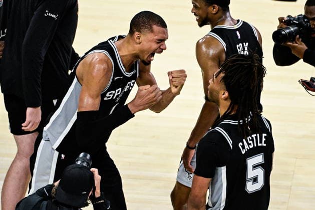 NBA, Basketball Herren, USA West Conference Finals Game 7 - San Antonio Spurs at Oklahoma City Thunder San Antonio Spurs forward center Victor Wembanyama (L) celebrates with San Antonio Spurs guard Stephon Castle (R) after winning game 7 of the NBA West Conference Finals between Oklahoma City Thunder and San Antonio Spurs in Oklahoma City, Oklahoma, USA, 30 May 2026. Oklahoma City United States  Copyright: xGERALDxLEONGx