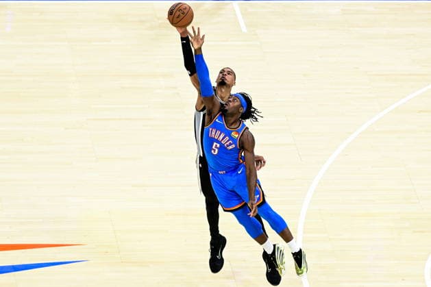 NBA, Basketball Herren, USA West Conference Finals Game 7 - San Antonio Spurs at Oklahoma City Thunder Oklahoma City Thunder guard Luguentz Dort (front) goes for the free ball against San Antonio Spurs forward center Victor Wembanyama (back) during game 7 of the NBA West Conference Finals between Oklahoma City Thunder and San Antonio Spurs in Oklahoma City, Oklahoma, USA, 30 May 2026. Oklahoma City United States  Copyright: xGERALDxLEONGx