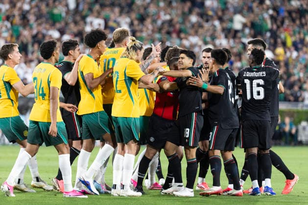 May 30, 2026, Pasadena, California, USA: A referee separates players of Mexico and Australia during a MexTour Sendoff Match at Rose Bowl on Saturday, May 30, 2026 in Pasadena, Calif. MexTour Sendoff Match: Mexico 1:0 Australia  - ZUMAc68_ 20260530_zaf_c68_034 Copyright: xRingoxChiux