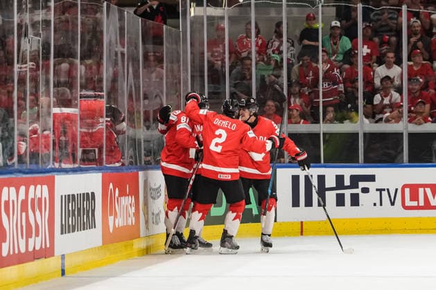 xxkeikkaxx 20260530 Swiss Life Arena, Zurich, Switzerland. IIHF Ice hockey, Eishockey World Championships Semifinal match Canada vs Finland Dylan Holloway (81), Dylan Demelo (2) and Mark Scheifele (55) of Team Canada celebrate 2-1 goal by Holloway. Photo by Pasi Suokko All Over Press  1.06241233