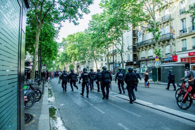 30 05 2026 Paris, France PSG fans try to watch the match in the bars broadcasting it, despite a heavy security presence in the capital Paris The atmosphere at the PSG vs Arsenal Champions League match 456896 2026 05 30 Paris France  Copyright: xLenain-VieiraxElisax xSTARFACEx STAR_456896_038  Copyright: xIMAGO Lenain-VieiraxElisax xSTARFACEx 0857926319st
