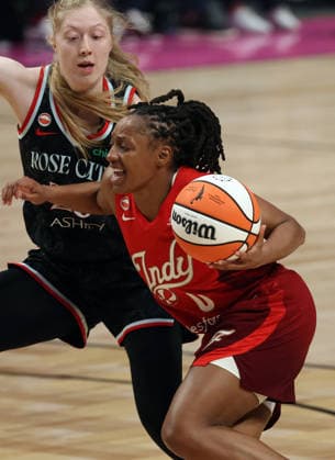 May 30, 2026: Indiana guard Kelsey Mitchell (0) drives past Portland Fire forward Frieda Buhner during the WNBA, Basketball Damen, USA game between the Portland Fire and the Indiana Fever at the Rose Garden, Portland, OR. CSM (Cal Media via AP Images) Portland USA - ZUMAc04_ 20260530_zma_c04_060 Copyright: xLarryxC.xLawsonx