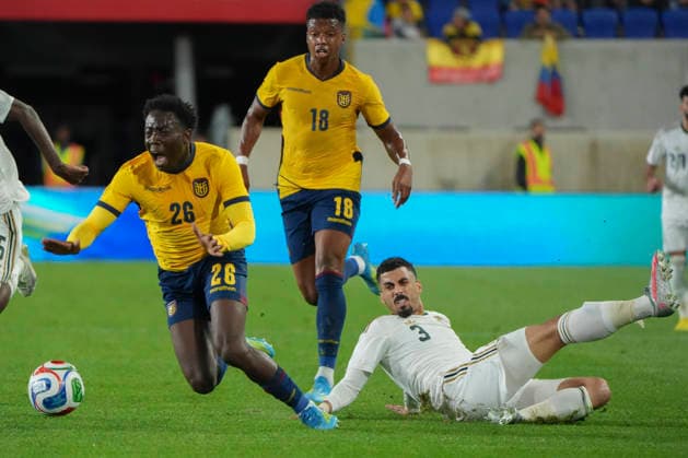 Yaimar Medina (L) and John Mercado (C) of Ecuador battle for the ball with Ali Lawgami (R) of Saudi Arabia during a friendly match between Ecuador and Saudi Arabia ahead of the 2026 World Cup at Sports Illustrated Stadium in New Jersey, USA, 31 May 2026. 2026 World Cup friendlies: Ecuador vs. Saudi Arabia !ACHTUNG: NUR REDAKTIONELLE NUTZUNG!  Copyright: xÁngelxColmenaresx AME6998 20260531-55020454088_1
