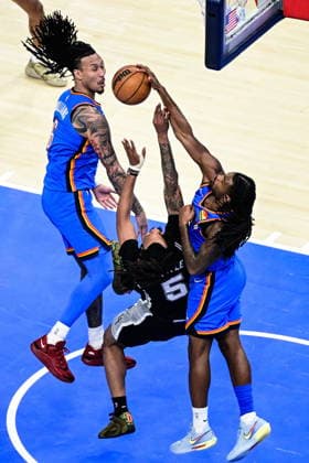 NBA, Basketball Herren, USA West Conference Finals Game 7 - San Antonio Spurs at Oklahoma City Thunder Oklahoma City Thunder guard Cason Wallace (L) blocks the ball against San Antonio Spurs guard Stephon Castle during Game 7 of the NBA West Conference Finals between Oklahoma City Thunder and San Antonio Spurs in Oklahoma City, USA, 30 May 2026 (issued 31 May 2026). Oklahoma City United States  Copyright: xGERALDxLEONGx