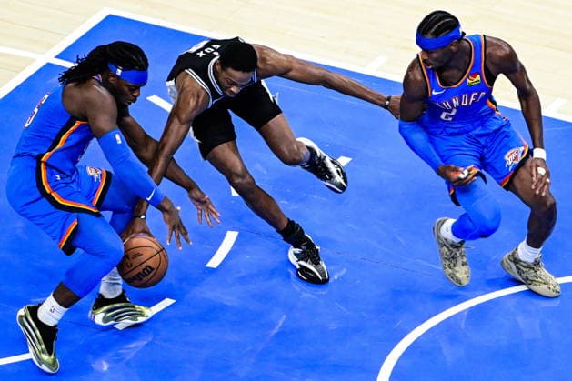 NBA, Basketball Herren, USA West Conference Finals Game 7 - San Antonio Spurs at Oklahoma City Thunder San Antonio Spurs guard De aaron Fox (C) drives against Oklahoma City Thunder guard Luguentz Dort (L) and Oklahoma City Thunder guard Shai Gilgeous-Alexander (R) during Game 7 of the NBA West Conference Finals between Oklahoma City Thunder and San Antonio Spurs in Oklahoma City, USA, 30 May 2026 (issued 31 May 2026). Oklahoma City United States  Copyright: xGERALDxLEONGx