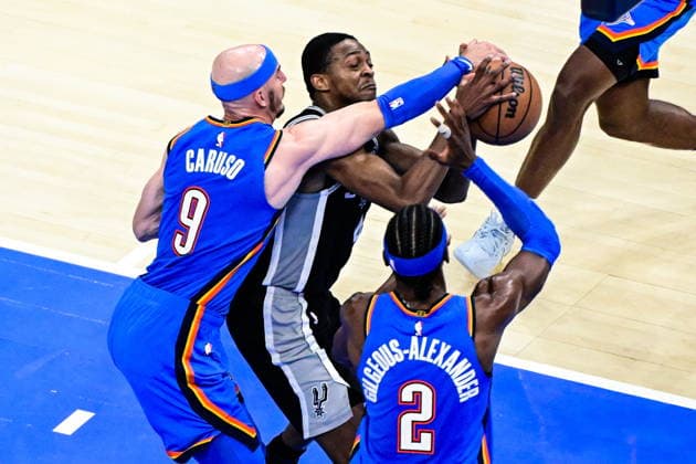 NBA, Basketball Herren, USA West Conference Finals Game 7 - San Antonio Spurs at Oklahoma City Thunder Oklahoma City Thunder guard Alex Caruso (L) blocks against San Antonio Spurs guard De aaron Fox (R) during Game 7 of the NBA West Conference Finals between Oklahoma City Thunder and San Antonio Spurs in Oklahoma City, USA, 30 May 2026 (issued 31 May 2026). Oklahoma City United States  Copyright: xGERALDxLEONGx