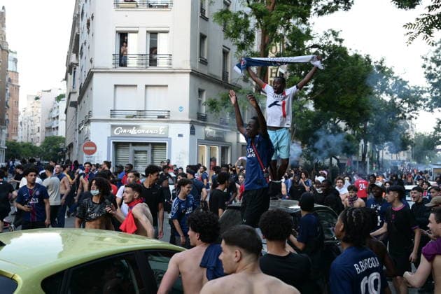 PSG fans clash with police in Paris during UEFA Champions League victory celebrations PARIS, FRANCE - MAY 30: Paris Saint-Germain (PSG) supporters clash with police during celebrations following the team s UEFA Champions League victory in Paris, France on May 30, 2026. While thousands gathered to mark the win, groups of fans engaged in unrest, leading to property damage, fires, and clashes with law enforcement. Mohamad Salaheldin Abdelg Alsayed Anadolu Paris France. Editorial use only. Please get in touch for any other usage.  Copyright: x2026xAnadoluxMohamadxSalaheldinxAbdelgxAlsayedx