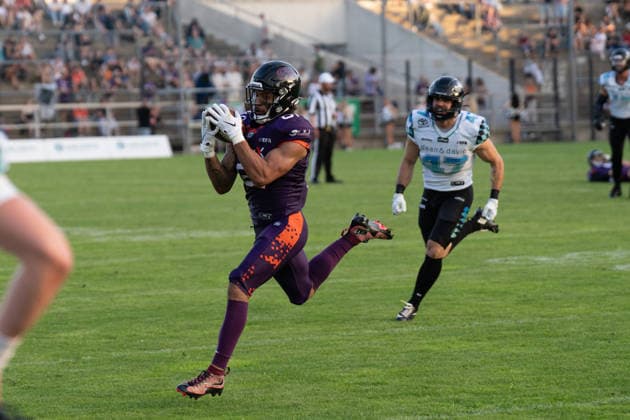 30.05.2026, xhfmx, American Football EFA European Football Alliance, Frankfurt Galaxy - Munich Ravens v.l. Brevin Easton (Frankfurt Galaxy, 81), Dominik Schmid (Munich Ravens, 47) (DFL DFB REGULATIONS PROHIBIT ANY USE OF PHOTOGRAPHS as IMAGE SEQUENCES and or QUASI-VIDEO) Frankfurt am Main