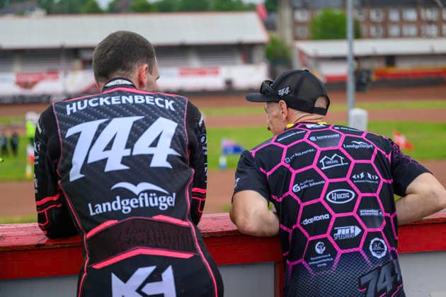 Speedway GP Qualifying Round 3 Kai Huckenbeck of Germany (left) observes practice with his mechanic during the Speedway GP Qualifying Round 3 at Allied Ashfield Stadium in Glasgow, Scotland, on May 30, 2026. Scunthorpe Lincolnshire United Kingdom  Copyright: xMIxNewsx originalFilename:fletcher-speedway260530_np9wm.jpg