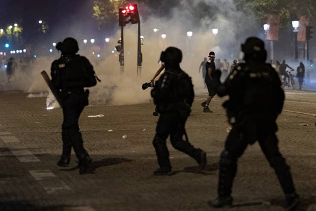 Celebrations And Clashes Following PSG s Victory On The Champs-ElysÃ es Clashes occur between Paris Saint-Germain (PSG) supporters and French Republican Security Corps (CRS - Compagnies Republicaines de Securite) police officers using tear gas during celebrations following PSG s win in the UEFA Champions League final against Arsenal FC, played in Budapest. The event takes place on the Champs-Elysees Avenue in Paris on May 30, 2026. Paris France  Copyright: xJeromexGillesx originalFilename:chobeaux-notitle260531_npSEJ.jpg