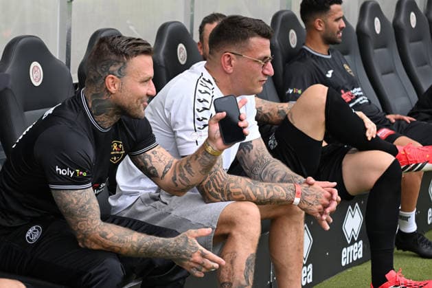 30.05.2026, xsvx, Fussball Langholz Cup 2026, v.l. Rapper Musiker Kontra K Rapper Musiker Gzuz 187 Strassenbande Kristoffer Jonas Klauß Klauss Wiesbaden