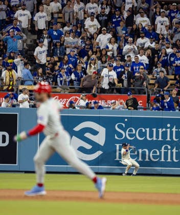 May 30, 2026, Los Angeles, California, USA: Philadelphia Phillies, Edmundo Sosa runs the bases after after hitting a 2 run home run against the Los Angeles Dodgers at Dodgers Stadium on Saturday, May 30, 2026, in Los Angeles. The Philadelphia Phillips won the game 4-3. Los Angeles USA - ZUMAa60_ 0857955962st Copyright: xArmandoxArorizox