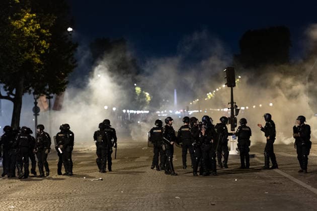 Celebrations And Clashes Following PSG s Victory On The Champs-ElysÃ es Clashes occur between Paris Saint-Germain (PSG) supporters and French Republican Security Corps (CRS - Compagnies Republicaines de Securite) police officers using tear gas during celebrations following PSG s win in the UEFA Champions League final against Arsenal FC, played in Budapest. The event takes place on the Champs-Elysees Avenue in Paris on May 30, 2026. Paris France  Copyright: xJeromexGillesx originalFilename:chobeaux-notitle260531_npukq.jpg