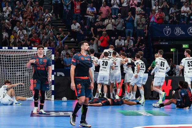 30.05.2026, xIAJx, Handball, EHF European League - WINAMAX Finals, 1. Halbfinale, Montpellier HB - THW Kiel, Barclays Arena: Der THW Kiel jubelt über einen Last-Minute Sieg, die Spieler von Montpellier HB sind enttäuscht nach der 28-29 Niederlage. Deutschland