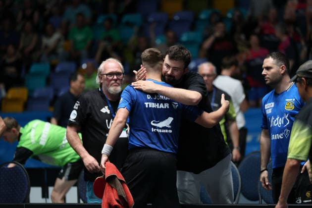 Nicolas Barrois umarmt den Sieger Darko Jorgic (FC Saarbrücken-TT) GER Frankfurt TTBL Liebherr Finale Four FC Saarbruecken vs. SV Werder Bremen, Tischtennis Suewag Energie Arena 30.05.2026. GER Frankfurt TTBL Liebherr Finale Four Tischtennis Suewag Energie Arena FC Saarbruecken vs. SV Werder Bremen Deutsche Meiterschaft 30.05.2026. Frankfurt Copyright: xEibner-Pressefoto JoergxHirschx EP_JHH