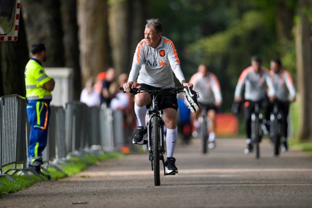 2026-05-31 - Dutch Squad Training ZEIST, NETHERLANDS - MAY 31: Erwin Koeman assistant coach of the Netherlands squad during a training during a Dutch Squad Training at KNVB Campus on May 31, 2026 in Zeist, Netherlands. Zeist KNVB Campus Netherlands Content not available for redistribution in The Netherlands directly or indirectly through any third parties. Copyright: xDennisxBresserx