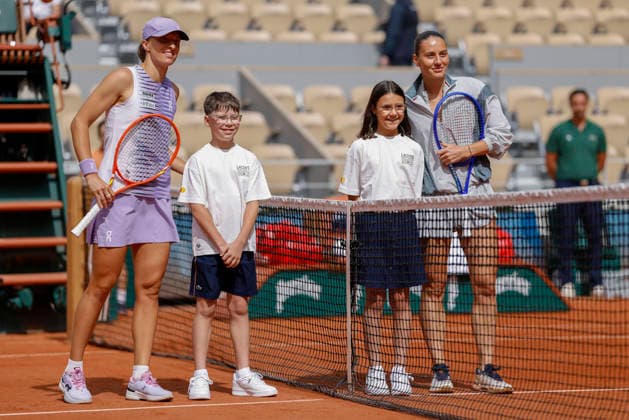 May 31, 2026, Paris, Paris, France: Marta KOSTYUK (UKR) 15 and Iga SWIATEK (POL) during the tennis Grand Slam of Roland Garros 2026, at Roland Garros Stadium - on May 31 2026 .Paris - France Tennis Grand Slam Of Roland Garros 2026 Match Between Marta KOSTYUK (UKR) 15 And Iga SWIATEK (POL)  - ZUMAb253 20260531_zsp_b253_002 Copyright: xLoicxBaratouxx