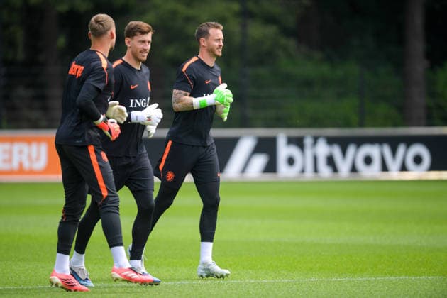 2026-05-31 - Dutch Squad Training ZEIST, NETHERLANDS - MAY 31: Bart Verbruggen keeper of the Netherlands squad, Robin Roefs keeper of the Netherlands squad, Mark Flekken keeper of the Netherlands squad warms up during a Dutch Squad Training at KNVB Campus on May 31, 2026 in Zeist, Netherlands. Zeist KNVB Campus Netherlands Content not available for redistribution in The Netherlands directly or indirectly through any third parties. Copyright: xDennisxBresserx