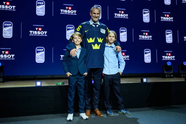 260531 Niklas Kronwall and his childredn pose for a photo after being inducted to the IIHF Hall of Fame during the IIHF Hall of Fame Ceremony on May 31, 2026 in Zürich. Photo: Jesper Zerman BILDBYRAN kod JZ JZ0740 ishockey Ice hockey, Eishockey iihf hall of fame ceremony ceremoni bbeng Copyright: JESPERxZERMAN BB260531JZ009