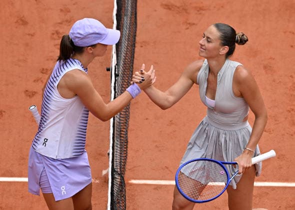 2026 French Open, Roland-Garros - Day 8 PARIS, FRANCE - MAY 31: Marta Kostyuk (R) of Ukraine celebrates after winning the match against Iga Swiatek (L) of Poland during their Women s Singles fourth round, on Day Eight of the 2026 French Open tennis tournament at the Roland-Garros Complex in Paris on May 31, 2026. Mustafa Yalcin Anadolu Paris France. Editorial use only. Please get in touch for any other usage.  Copyright: x2026xAnadoluxMustafaxYalcinx
