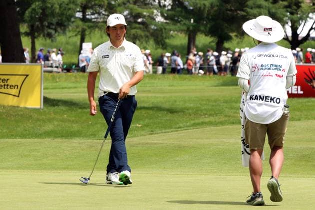 KITZBUEHEL, AUSTRIA - MAY 31: KANEKO, Kota (JPN) talking with his Caddy on the Green at the Austrian Alpine Open presented by Kitzbuehel Tirol, DP World TOUR, Final Round on May 31, 2026 in Kitzbuehel, Austria.DP World Tour Austrian Alpine Open, Kitzbuehel, 31.05.2026 Tirol Austria Copyright: xPhotographer:xNilsxKoepkex