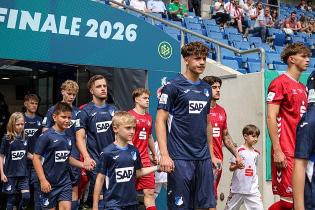 31.05.2026, xhettx, Fussball DM A-Junioren , TSG 1899 Hoffenheim - 1. FC Köln v.l. die Teams laufen ein (DFL DFB REGULATIONS PROHIBIT ANY USE OF PHOTOGRAPHS as IMAGE SEQUENCES and or QUASI-VIDEO)
