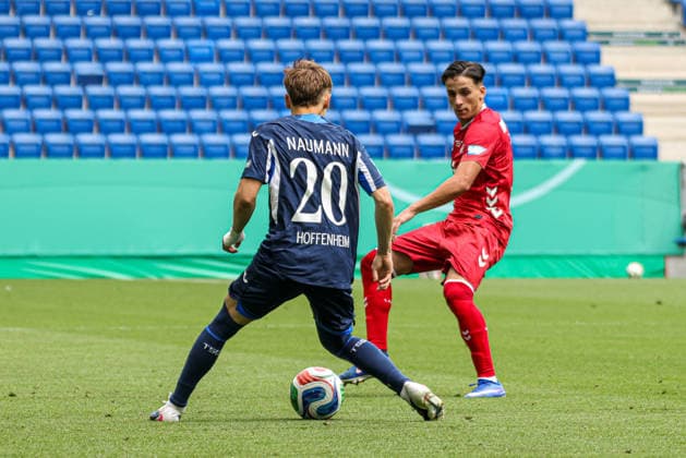 31.05.2026, xhettx, Fussball DM A-Junioren , TSG 1899 Hoffenheim - 1. FC Köln v.l. Maxim Naumann (TSG Hoffenheim U19, 20) läuft auf Jason Manuel Ponente Ramirez (1 FC Köln U19, 7) zu (DFL DFB REGULATIONS PROHIBIT ANY USE OF PHOTOGRAPHS as IMAGE SEQUENCES and or QUASI-VIDEO)