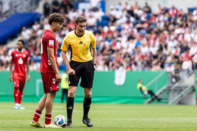 U19-DFB-Nachwuchsliga A, 2025 2026, Finale: TSG Hoffenheim U19 - 1. FC Köln U19; 31.05.2026 Arian Leonard Römers (1. FC Köln U19, 10), Alexander Petzke (Shiedsrichter) U19-DFB-Nachwuchsliga A, 2025 2026, Finale: TSG Hoffenheim U19 - 1. FC Köln U19; PreZero Arena, Sinsheim; 31.05.2026 DFB regulations prohibit any use of photographs as image sequences and or quasi video. Copyright: xBEAUTIFULxSPORTS Buriakovx
