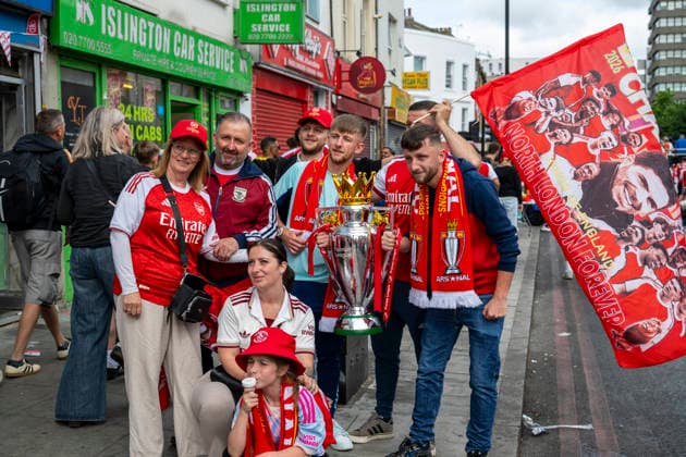 May 31, 2026, London, London, UK: LONDON, UK. Fans gather ahead of Arsenal FC riding an open-top bus on Holloway Road in a parade around Islington to celebrate winning the Premier League (the first title win in 22 years), the day after being beaten on penalties by Paris St Germain (PSG) in the Champions League Final in Budapest. 500,000 to 1m people are estimated to be attending on Sunday. Fans Gather For Arsenal FC Parade On Holloway Road  - ZUMAl94_ 0857976583st Copyright: xStephenxChungx