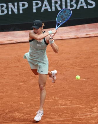 (260531) -- PARIS, May 31, 2026 -- Wang Xiyu hits a return during the women s singles 4th round match between Wang Xiyu of China and Sorana Cirstea of Romania at the French Open tennis tournament at Roland Garros, Paris, France, May 31, 2026. ) (SP)FRANCE-PARIS-TENNIS-FRENCH OPEN-WOMEN S SINGLES-4TH ROUND WuxHuiwo 