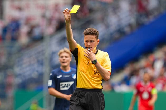 31.05.2026, xydrx, Herren, Fußball, U19 DFB-Nachwuchsliga, Finale, TSG 1899 Hoffenheim - 1.FC Köln, Saison 2025 2026, PreZero Arena: Alexander Petzke (Schiedsrichter) zeigt die gelbe Karte DFB regulations prohibit any use of photographs as image sequences and or quasi-video. Copyright: HMBxMedia YannisxDreimann