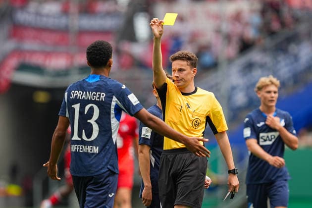 31.05.2026, xydrx, Herren, Fußball, U19 DFB-Nachwuchsliga, Finale, TSG 1899 Hoffenheim - 1.FC Köln, Saison 2025 2026, PreZero Arena: Alexander Petzke (Schiedsrichter) zeigt Tristan Spranger (TSG 1899 Hoffenheim U19, 13) die gelbe Karte DFB regulations prohibit any use of photographs as image sequences and or quasi-video. Copyright: HMBxMedia YannisxDreimann