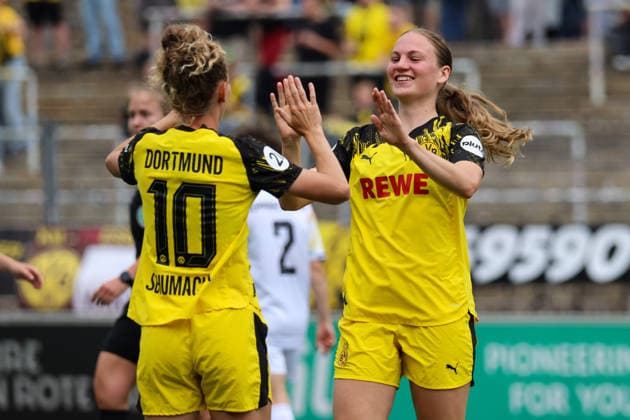 Dortmund, Deutschland: 31. Mai 2026 - Regionalliga West Frauen - 26. Spieltag - BVB Frauen vs. Vorwärts Spoho Köln Frauen Im Bild: v.li. die Zweite Torschützin Annika Enderle (BVB) macht das Tor zum 1:0 für Dortmund und jubelt mit Rita Schumacher (BVB) Copyright: HMBxMedia MadeleinexFantini