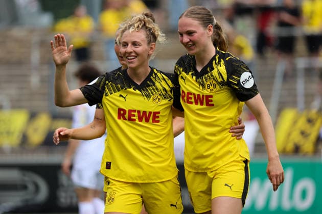 Dortmund, Deutschland: 31. Mai 2026 - Regionalliga West Frauen - 26. Spieltag - BVB Frauen vs. Vorwärts Spoho Köln Frauen Im Bild: v.li. die Zweite Torschützin Annika Enderle (BVB) macht das Tor zum 1:0 für Dortmund und jubelt mit Rita Schumacher (BVB) Copyright: HMBxMedia MadeleinexFantini