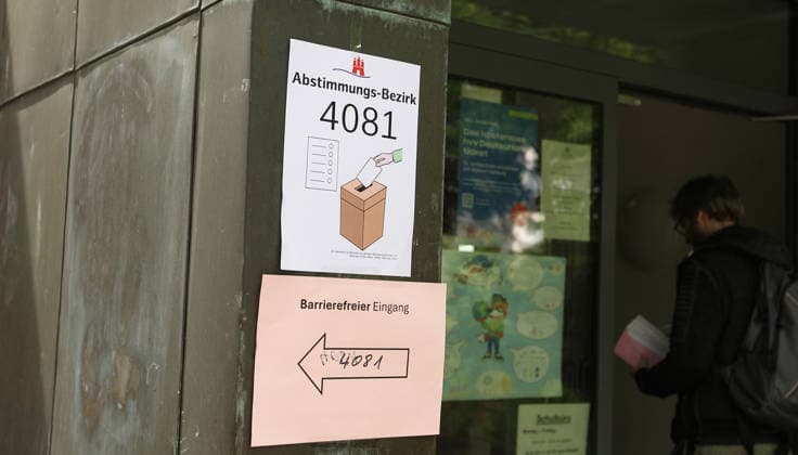 Eingang zur Mensa der Adolph-Schönfelder Schule, die am 31. Mai Abstimmungsstelle für das Bürgerschaftsreferendum über eine Bewerbung Hamburgs für Olympische Spiele und Paralympics war. Barmbek Hamburg *** Entrance to the canteen of the Adolph Schönfelder School, which was the voting center for the referendum on Hamburgs bid for the Olympic Games and Paralympics on May 31 Barmbek Hamburg