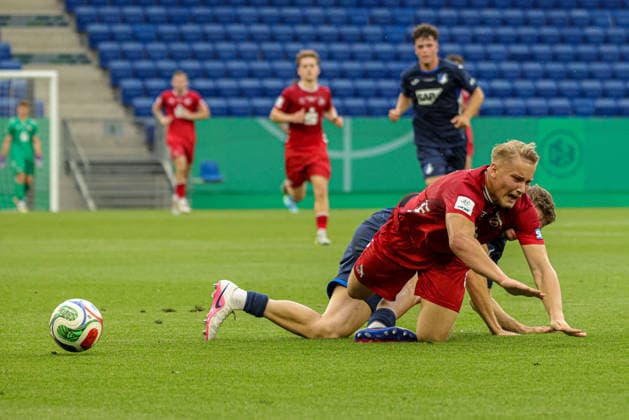 31.05.2026, xhettx, Fussball DM A-Junioren , TSG 1899 Hoffenheim - 1. FC Köln v.l. Fynn Schenten (1 FC Köln U19, 9) verliert den Ball an Emil Kramer (TSG Hoffenheim U19, 21) (DFL DFB REGULATIONS PROHIBIT ANY USE OF PHOTOGRAPHS as IMAGE SEQUENCES and or QUASI-VIDEO)