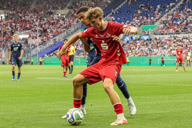 31.05.2026, xhettx, Fussball DM A-Junioren , TSG 1899 Hoffenheim - 1. FC Köln v.l. Lennard Völp (1 FC Köln U19, 14) verteidigt den Ball gegen Tristan Spranger (TSG Hoffenheim U19, 13) (DFL DFB REGULATIONS PROHIBIT ANY USE OF PHOTOGRAPHS as IMAGE SEQUENCES and or QUASI-VIDEO)