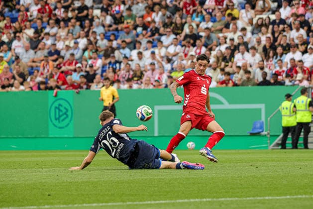 31.05.2026, xhettx, Fussball DM A-Junioren , TSG 1899 Hoffenheim - 1. FC Köln v.l. Tom Fiederer (TSG Hoffenheim U19, 26) vor dem Kölner am Ball (DFL DFB REGULATIONS PROHIBIT ANY USE OF PHOTOGRAPHS as IMAGE SEQUENCES and or QUASI-VIDEO)