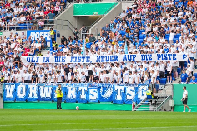 31.05.2026, xydrx, Herren, Fußball, U19 DFB-Nachwuchsliga, Finale, TSG 1899 Hoffenheim - 1.FC Köln, Saison 2025 2026, PreZero Arena: Fans der TSG 1899 Hoffenheim mit einem Banner mit der Aufschirft: Oli in die Kiste, Neuer auf die Piste DFB regulations prohibit any use of photographs as image sequences and or quasi-video. Copyright: HMBxMedia YannisxDreimann