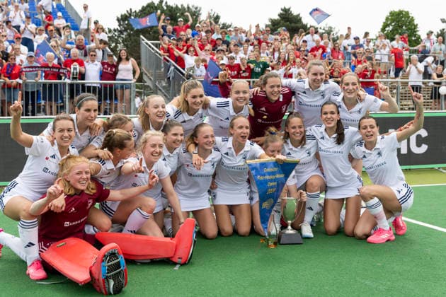 Die Deutschen Meisterinnen vom DHC jubeln mit ihren Fans und mit Pokal und Wimpel, Freude, Jubel, Lachen. Hockey 1. Feldhockey Bundesliga Final4 2026, Damen, Finale, Mannheimer HC (MHC) - Duesseldorfer HC (Düsseldorf) (DHC), Endstand 3:4 n.P. (1:1), Deutsche Feldhockey-Meisterschaften, am 31.05.2026 in der BTHV Sportanlage in Bonn Deutschland. Â