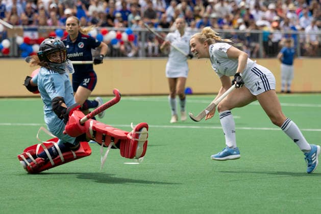 Sara STRAUSS (DHC 11, re.) schiesst das Tor zum 0:1 gegen Torwart Chiara VISCHER (MHC 13, li.), Aktion. Hockey 1. Feldhockey Bundesliga Final4 2026, Damen, Finale, Mannheimer HC (MHC) - Duesseldorfer HC (Düsseldorf) (DHC), Endstand 3:4 n.P. (1:1), Deutsche Feldhockey-Meisterschaften, am 31.05.2026 in der BTHV Sportanlage in Bonn Deutschland. Â