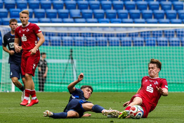 31.05.2026, xhettx, Fussball DM A-Junioren , TSG 1899 Hoffenheim - 1. FC Köln v.l. Tristan Spranger (TSG Hoffenheim U19, 13) und Benjamin Ley (1 FC Köln U19, 8) kämpfen um den Ball (DFL DFB REGULATIONS PROHIBIT ANY USE OF PHOTOGRAPHS as IMAGE SEQUENCES and or QUASI-VIDEO)
