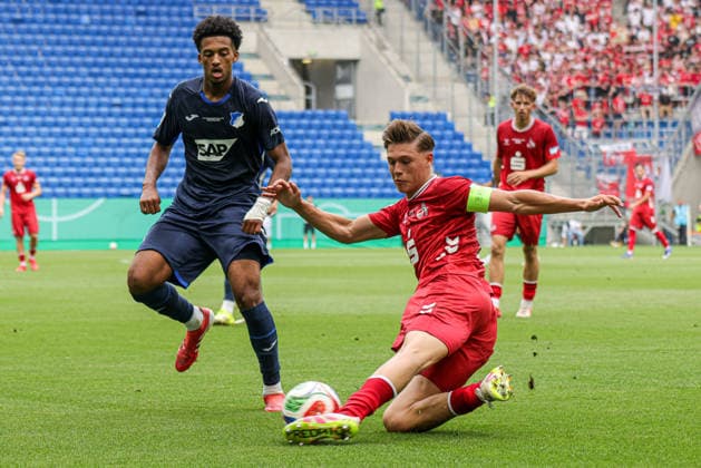 31.05.2026, xhettx, Fussball DM A-Junioren , TSG 1899 Hoffenheim - 1. FC Köln v.l. Jonathan Friemel (1 FC Köln U19, 3) grätscht den Ball vor Natnael Abraha (TSG Hoffenheim U19, 2) (DFL DFB REGULATIONS PROHIBIT ANY USE OF PHOTOGRAPHS as IMAGE SEQUENCES and or QUASI-VIDEO)