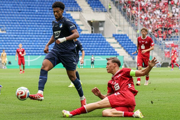 31.05.2026, xhettx, Fussball DM A-Junioren , TSG 1899 Hoffenheim - 1. FC Köln v.l. Jonathan Friemel (1 FC Köln U19, 3) grätscht den Ball vor Natnael Abraha (TSG Hoffenheim U19, 2) (DFL DFB REGULATIONS PROHIBIT ANY USE OF PHOTOGRAPHS as IMAGE SEQUENCES and or QUASI-VIDEO)