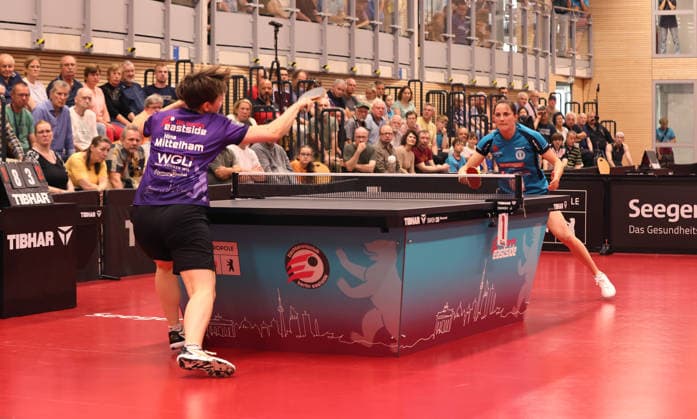 Nina Mittelham (ttc) spielt und gewinnt gegen Sabina Winter (TSV) Aktion Oberkörper Tischtennis Finale Deutsche Meisterschaft Bundesliga Damen Saison 2025 2026 31.05.2026 ttc eastside Berlin vs TSV Dachau