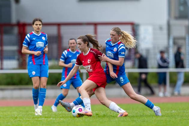 Regionalliga Nordost Frauen: F.C. Hansa Rostock vs. 1. FFV Erfurt; Rostock; 31.05.2026 Jasmin Sautter ( 4; 1. FFV Erfurt) gegen Ronja Weißgärber ( 19; F.C. Hansa Rostock) Regionalliga Nordost Frauen: F.C. Hansa Rostock vs. 1. FFV Erfurt; Sportforum Leichtathletikstadion Rostock; 31.05.2026 Copyright: xBEAUTIFULxSPORTS Duehringx
